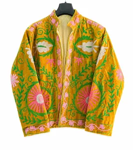 Veste pour femmes en velours brodé Suzani, tricotée, ouverte devant, longueur normale, style floral bohème ethnique, Rajasthan MONIT MARKETING - Product Image 1