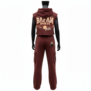 Ensemble sweat à capuche sans manches en molleton de coton et polyester GSM bordeaux et pantalon cargo pour femme, avec logo personnalisé imprimé ou brodé – Ensembles pour femme - Product Image 2