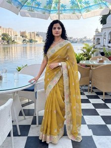 Sari en soie douce avec broderies de fils épais, idéal pour les fêtes et les mariages indiens, ensemble de sari de créateur brodé, pour l'hiver et l'été. - Product Image 1