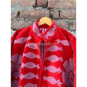 Chaqueta Suzani de terciopelo rojo, chaqueta con bordado uzbeco, abrigo corto hecho a mano para invierno, chaqueta de fiesta para mujer - Product Image 3