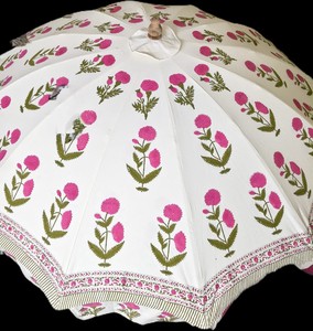 Parapluie traditionnel à motifs imprimés |   Parasol en coton à fleurs roses |   Accessoire de mariage bohème - Product Image 1