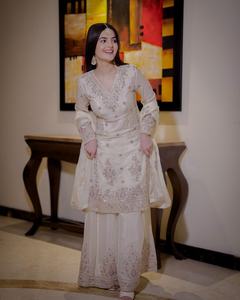 Lanzamiento de una Nueva y Hermosa Colección de Diseñador, Salwar Kameez Dupatta con Bordado Elegante y Trabajo de Lentejuelas, Seda Chinon Pura - Product Image 1