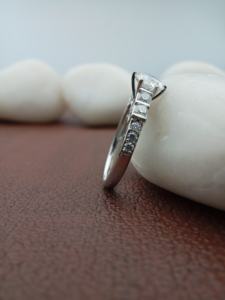 Bague de fiançailles et de mariage tendance pour femme en or massif 10 carats, sertie d'un diamant rond de 1 carat certifié IGI, monture à griffes, cadeau idéal - Product Image 4