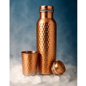 Ensemble gourde et gobelets en cuivre pur durable, avec finition élégante à lignes horizontales segmentées - Product Image 6