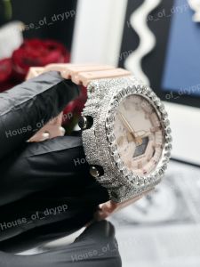 Reloj deportivo analógico digital para mujer con correa de goma y caja plateada, diseño de hebilla redonda, resistente al agua. - Product Image 2