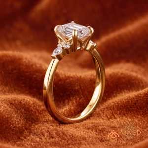 Bague de Fiançailles en Moissanite Émeraude Plaqué Or Jaune avec Pierres Latérales et Alliance Contournée – Cadeau de Luxe Souvenir pour Elle - Product Image 5