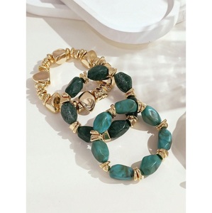 Pulsera de Resina Contemporánea con Diseño Artesanal de Vanguardia, Accesorio Elegante para Atuendos Modernos - Product Image 3