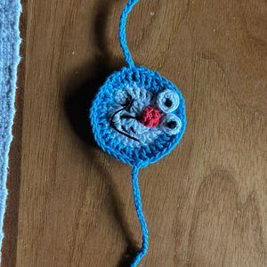 Rakhi de Ganchillo Hecho a Mano con Forma de Corazón para Niños - Pulsera de Hilo de Algodón Artesanal para Raksha Bandhan, Diseño Tradicional - Product Image 2