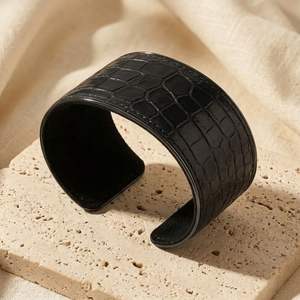 Brazalete de Cuero Ancho con Patrón de Cocodrilo Vintage, Joyería Ajustable - Product Image 3