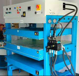 Máquina Prensa Industrial Semiautomática para Láminas de Plástico Reciclado con Bomba y Motor, Combinación Frío/Calor, Mesa de Trabajo de 1.5M x 1.5M - Product Image 3