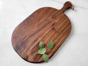 Tabla de cortar redonda con ranura para jugos, mango de fácil agarre, superficie de corte duradera, ideal para preparación en la cocina, servir y entretener - Product Image 4