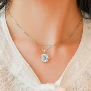 Pendentif en diamant bleu émeraude taillé en forme de losange en or blanc avec pierres d'appoint en halo, collier de style vintage pour femme, cadeau d'anniversaire pour elle - Product Image 4