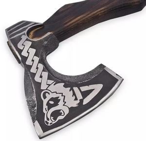 Hacha decorativa de estilo vikingo de moda con cabeza grabada con un lobo, patrón celta y mango de madera curvado - Product Image 4