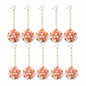 Maang Tikka Floral Hecho a Mano con Conchas, Proceso de Fabricación Artesanal, Accesorio para el Cabello de Novia con Perlas y Conchas, Boda, Haldi, Mehendi - Product Image 1