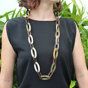 Collier en corne naturelle écologique fait main pour femme, cadeau d'affaires, design brut, artisanal - Product Image 4