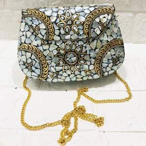 Elegante Bolso de Noche de Metal Antiguo para Mujer, Accesorios de Moda de Cristal para un Look Elegante de Fiesta - Product Image 4