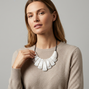 Collier à breloques en résine moulée sur mesure, design artistique, thème amour, bijoux de mariage - Product Image 1