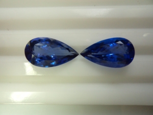 พลอยแทนซาไนต์ทรงลูกแพร์คุณภาพพรีเมียม PDM Gems เกรด 3A จำนวน 2 เม็ด (ประมาณ) 10 กะรัต สำหรับการผลิตเครื่องประดับตามสั่ง - Product Image 1