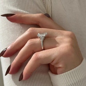 Bague à trois pierres en or blanc 18 carats avec diamant de laboratoire taille émeraude 5 carats couleur E certifié IGI pour femme - Product Image 4