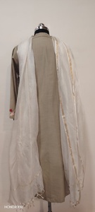 Kurta beige en coton pour femme avec broderie florale sur le devant, style traditionnel indien pakistanais, longueur midi, coupe classique, en stock - Product Image 3