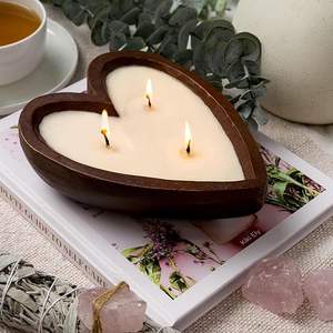 Portavelas de madera en forma de corazón con tres mechas, relleno de cera cremosa, estilo rústico romántico para decoración del hogar. - Product Image 3