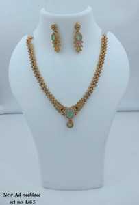 Conjunto de Collar y Pendientes de Perlas Geométricas Plateados de la Colección Fancy, Joyería de Boda para Mujer, Estilo Clásico con Pedrería de Alta Calidad - Product Image 3