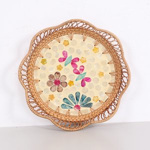 Plateau de présentation de bijoux sur mesure avec différents motifs, plateau en nacre brillant et en rotin. - Product Image 2