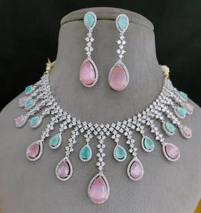 Precioso conjunto de collar y aretes con piedras AD, acabado plateado, de diseño moderno y de la mejor calidad, para bodas, colección para mujer. - Product Image 2