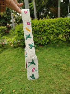 Adorno Floral Hecho a Mano con Cuentas de Vidrio Lavables, Forma Rectangular, Base Blanca con Borde Verde, Bordado Rosa Coral, Arte Coleccionable - Product Image 3