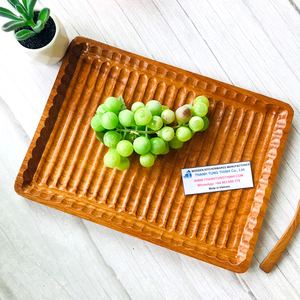 Plateau de service en bois unique avec poignée, finition polie, adapté au contact alimentaire, fabriqué au Vietnam - Product Image 4