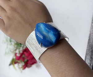 Bracelet manchette large ajustable fait main en argent plaqué avec pierre triangulaire en sucre druzy bleu ciel naturel sertie à griffes - Product Image 3