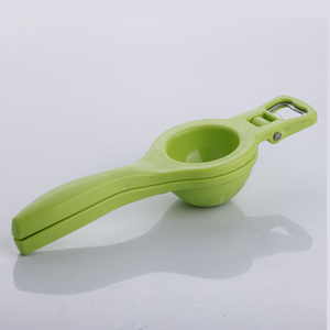 Exprimidor manual de plástico para limones con abridor de botellas incorporado, exprimidor de cítricos de doble propósito, prensa de limas, utensilio de cocina - Product Image 4