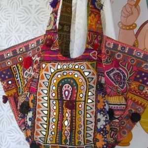 กระเป๋าถือวินเทจ Khambadia สำหรับผู้หญิง งานฝีมือสไตล์บันจารา ปักลายประดับมุก พู่ห้อย ตกแต่งกระดุม ปิดด้วยซิป - Product Image 3