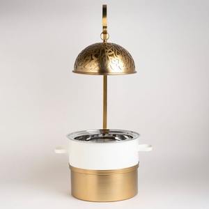 Plat de service de luxe de style arabe en or avec couvercle ajouré découpé au laser du Moyen-Orient et support métallique pour réceptions de mariage - Product Image 1