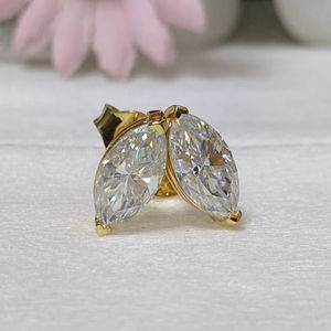 Boucles d'oreilles en or jaune 14 carats avec diamants de laboratoire taille marquise de 2 carats, design unique à fermoir poussoir, meilleur cadeau d'anniversaire pour femme - Product Image 1