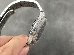 Montre à quartz haut de gamme pour homme avec diamants Moissanite étincelants, style urbain et brillant. - Product Image 2