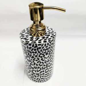 Accesorios de Baño de Lujo Hechos a Mano en Polimadera Blanca, Dispensador de Jabón de Plástico Duradero para el Hogar - Product Image 6