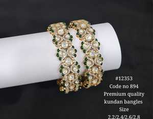 Bracelets Kundan de qualité supérieure plaqués or avec pierres Kundan vertes, design géométrique, pour femmes, bijoux de mariage et de fête. - Product Image 1