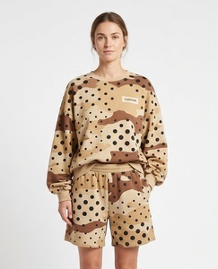 Ensemble de survêtement athlétique pour femme, sweat-shirt à col rond et short assorti, gris camouflage avec patch lettres, manches longues - Product Image 4