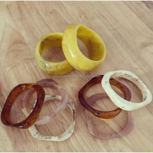 Brazalete de resina brillante en negro azabache Pulsera ancha hecha a mano Joyería de resina moderna Accesorio elegante para looks diarios y nocturnos - Product Image 5