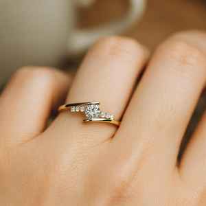 Anillo de compromiso elegante con diamante redondo cultivado en laboratorio, banda delgada, para mujer, oro sólido de 14K, con engaste abierto, para boda, propuesta de matrimonio. - Product Image 6