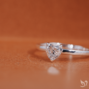 Anillo de Compromiso con Diamante de Laboratorio de 0.5ct en Forma de Corazón, Halo Oculto, Solitario, Certificado IGI en Oro Blanco de 10K - Product Image 3