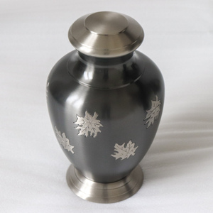 Urna Funeraria de Latón Hecha a Mano con Diseño de Hoja de Arce, Urnas Personalizadas Grabadas para Cenizas Humanas, Urna de Metal Duradera para Cenizas Humanas con Diseño Grabado - Product Image 5