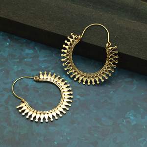 Boucles d'oreilles créoles pyramidales plaquées or, style vintage, bijoux fantaisie en alliage pour femme, pièce maîtresse de soirée - Product Image 3