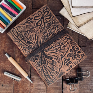 สมุดบันทึกหนังลายนูนรูปผีเสื้อ กระดาษขอบดิบโบราณ ขนาด 7x5 นิ้ว - Product Image 1