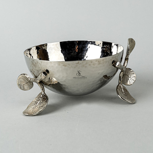 Cuenco de metal martillado con diseño de orquídea, elegante soporte de hojas botánicas, plato de servicio plateado para decoración de hogares de lujo, hoteles y eventos - Product Image 1