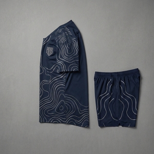 Ensemble maillot et short respirant en mesh pour homme avec logo imprimé sur le devant, coupe régulière - Elevation_01_The_Alpine_Contour_Kit - Product Image 2