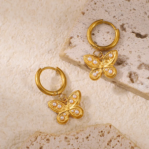 Collar con colgante de mariposa para mujer en acero inoxidable 304 con revestimiento chapado en oro de 18 quilates e incrustaciones de perlas con cadena de serpiente. - Product Image 4