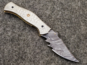 Cuchillo Plegable MORTAL SAGA de Acero de Damasco con Hoja de Borde Liso y Punta Caída, Mango con Patrón Grabado, Multifunción para Uso Exterior, Personalizado - Product Image 1