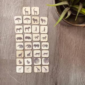Ensemble de 30 tuiles carrées en bois gravées à la main, représentant des animaux, pour décoration de table, en MDF découpé au laser. - Product Image 1